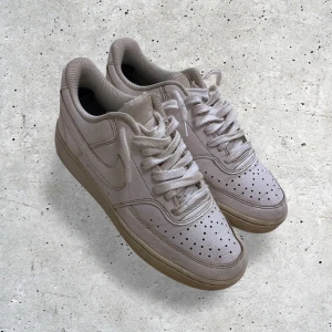 Nike Court Vision - Säljer nu dessa vita Nike Court Vision skorna i stl 39 men passar även i stl 40. Skick: 8/10, stygnen har gått upp lite vid ena skon (se bild 4). Skriv till mig vid minsta fråga, pris kan diskuteras vid snabb affär 🤝