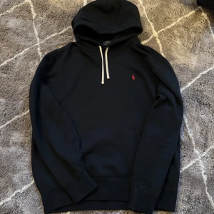 Polo ralpb lauren hoodie - Säljer nu min polo ralph lauren hoodie, självklart äkta (kvitto finns) skick:9/10 riktigt bra. Stl: L herr                      Pris: 950, nypris 1600+