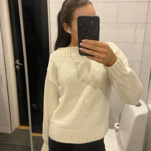 Vit stickad tröja från Gina Tricot - Säljer en stilren vit stickad tröja från Gina Tricot. Tröjan har en klassisk design med långa ärmar och ribbade detaljer vid hals, ärmslut och nederkant. Perfekt för en mysig och avslappnad look.