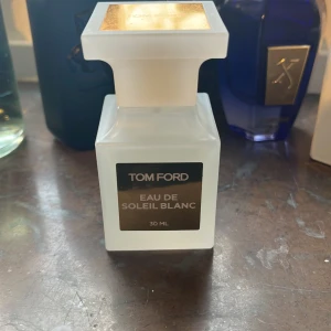 Tom Ford Eau de Soleil Blanc 30 ml - Säljer en elegant flaska Tom Ford Eau de Soleil Blanc, 30 ml. Fräsch citrus doft som passar både killar och tjejer, nypris runt 1300. Pris kan diskuteras vid snabb affär.