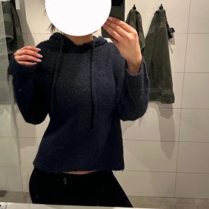 Mörkblå hoodie från Gina Tricot - Superfin marinblå tröja som endast är använd 1-2 gånger. Hör av er vid frågor!💞💞