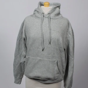 Grå hoodie  - Cln athletics hoodie i storlek medium. Oanvänd! Unisex 🔹 Färg: Grå 🔹 Storlek: Medium 🔹 Skick: Oanvänd  🔹 Rek. nypris: 699 kr – Vi säljer för 200kr 💚 Om oss: Reclaims UF samarbetar med kända varumärken för att rädda kläder från att slängas. Vi fixar till dem och ger dem en ny chans – hållbart, snyggt och prisvärt! 📦 Frakt: Skickas med PostNord/Schenker inom 1–3 dagar