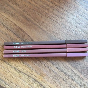 Läppennor från CAIA - Fyra läppennor från CAIA i olika nyanser: Velvet Brown, Frozen Berry, Lovisa och Pink Sunset. Kan sälja alla 4 ihop eller separat. Ej testade på läpp. Ej vässade. Se varje bild. 90kr styck eller alla för 300