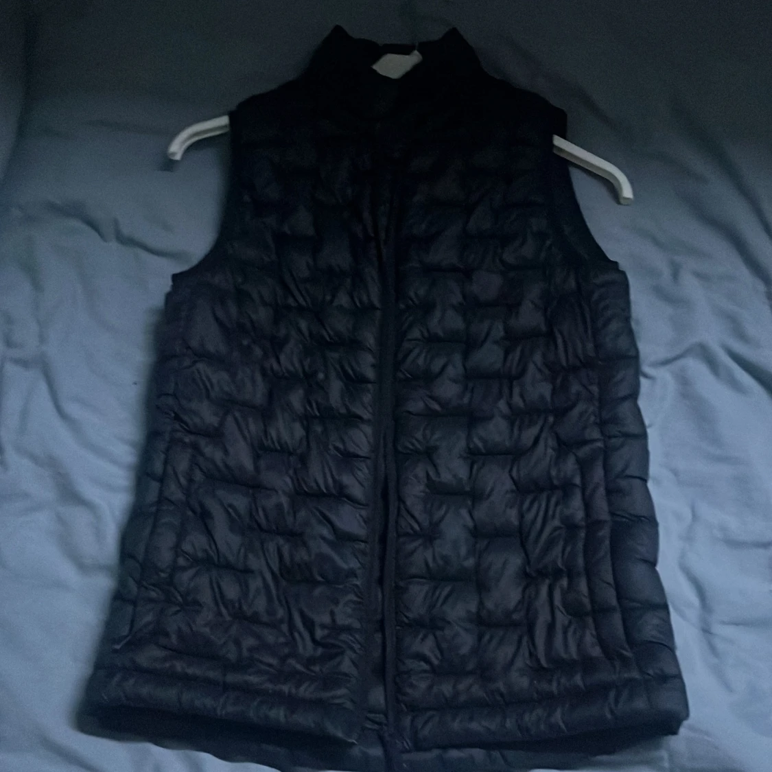 Svart dunväst från Everest