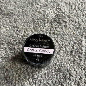 Miss Fancy Cream Builder Cotton Candy - Miss Fancy Professional Cream Builder i färgen Cotton Candy. Perfekt för att bygga naglar med en söt rosa nyans. Används med UV & LED-lampor. Innehåller 30g av produkten.