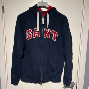 Gant zip hoodie - Säljer denna feta hoodien då den är för liten! Den är i bra skick och riktigt snygg! Det är bara höra av sig vid frågor!