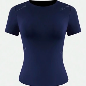 Mörkblå kortärmad topp - Snygg mörkblå topp med korta ärmar och en rund halsringning. Perfekt för en stilren och enkel look. Tillverkad i ett mjukt och bekvämt material.