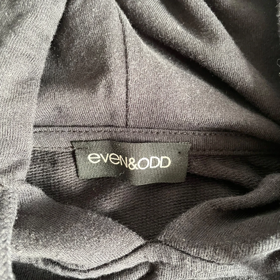 Svart hoodie från Even&Odd - 1