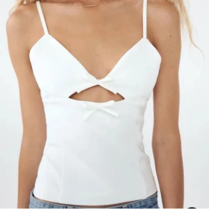 Vit linnetopp med rosett - Jätte fin topp från zara som inte finns i sortimentet längre, aldrig andvänd och lappen är kvar 🩷köp gärna med köp nu 💕