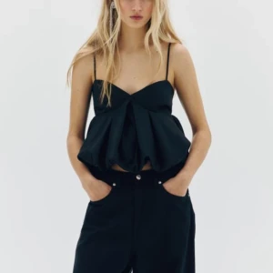 svart fest topp  - endast använd 1 gång. verkligen så fin och sitter jättebra på! 