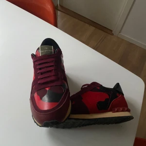 Valentino Rockrunners - Tja säljer nu mina feta röda Valentino Rockrunners, Använda några gånger men skick 10/10. Storleken är 43 och passar även 42. Pris går att diskutera vid snabb affär⭐️