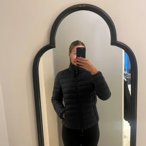 Svart dunjacka från Parajumpers - Säljer min parajumper jacka då jag inte använder den längre. Jackan är som ny, storlek S. 