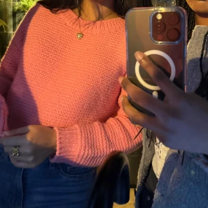 Rosa stickad tröja - Säljer en mysig rosa stickad tröja med långärmade ärmar. Perfekt för kyligare dagar och ger en härlig färgklick till garderoben. Passar bra till jeans eller kjol för en avslappnad look.