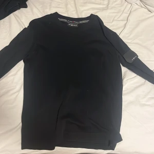 Sail racing sweatshirt - Säljer denna sailracing tröjan då den aldrig kommer till använding och jag använt den ca 2-3 gånger. Tröjan är lite tunn så den är perfekt för somriga/vår kvällar. Nypriser tror jag va ca 1200 men säljer den bara för 400. Priser kan självklart diskuteras. Storleken är xs men passar pefekt för S