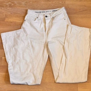 Vita jeansbyxor med regular wide fit - Snygga vita jeansbyxor med en regular wide fit. Byxorna har en hög midja och klassisk femficksdesign. W 27 L 32 Använt 2 gånger