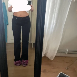 Svarta jeans bootcut  - Säljer ett par svarta jeans i bootcut med mid waist, är använda några få gånger men är i bra skick som ny! Pris kan diskuteras 