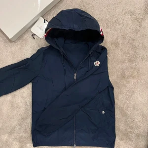 Moncler windbreaker  - Moncler windbreaker | storlek 1 som motsvarar S skick 9/10 Pris 2249kr Snabb affär = bättre pris 