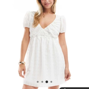 Vit kortklänning med öppen rygg - Säljer denna helt nya, oanvända jätte fina vita klänningen!! Perfekt till studenten eller sommaren☺️ Skriv om fler bilder önskas☺️