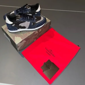 Valentino Rockrunner  - Hej säljer min väns Valentino Rockrunner sneakers storlek 42 smått använda men inga hål skador eller fläckar pris kan diskuteras man får med lådan påsen och skorna