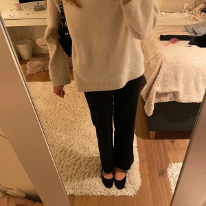 Svarta kostymbyxor - Snygga svarta kostymbyxor med rak passform och hög midja.💞 har använt fåtal gånger och är lite för små för mig nu💘☺️☺️