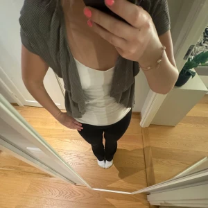 Söt bolero  - Söt bolero med korta armar och lite längre i en söt grön färg🩷