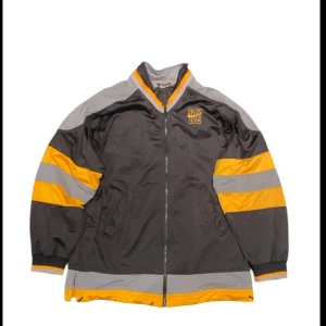 Old School Nike tröja - 🧑‍🚒As fet old school nike tröja i väldigt bra skick🧑‍🚒 längd:78cm, bredd: 57cm, fråga på mer i dm och priset kan ändras vid snabb affär‼️size M sitter som XL