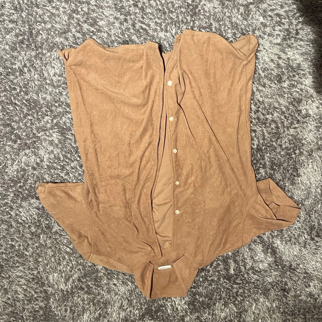 Brun frotté piké med knappar