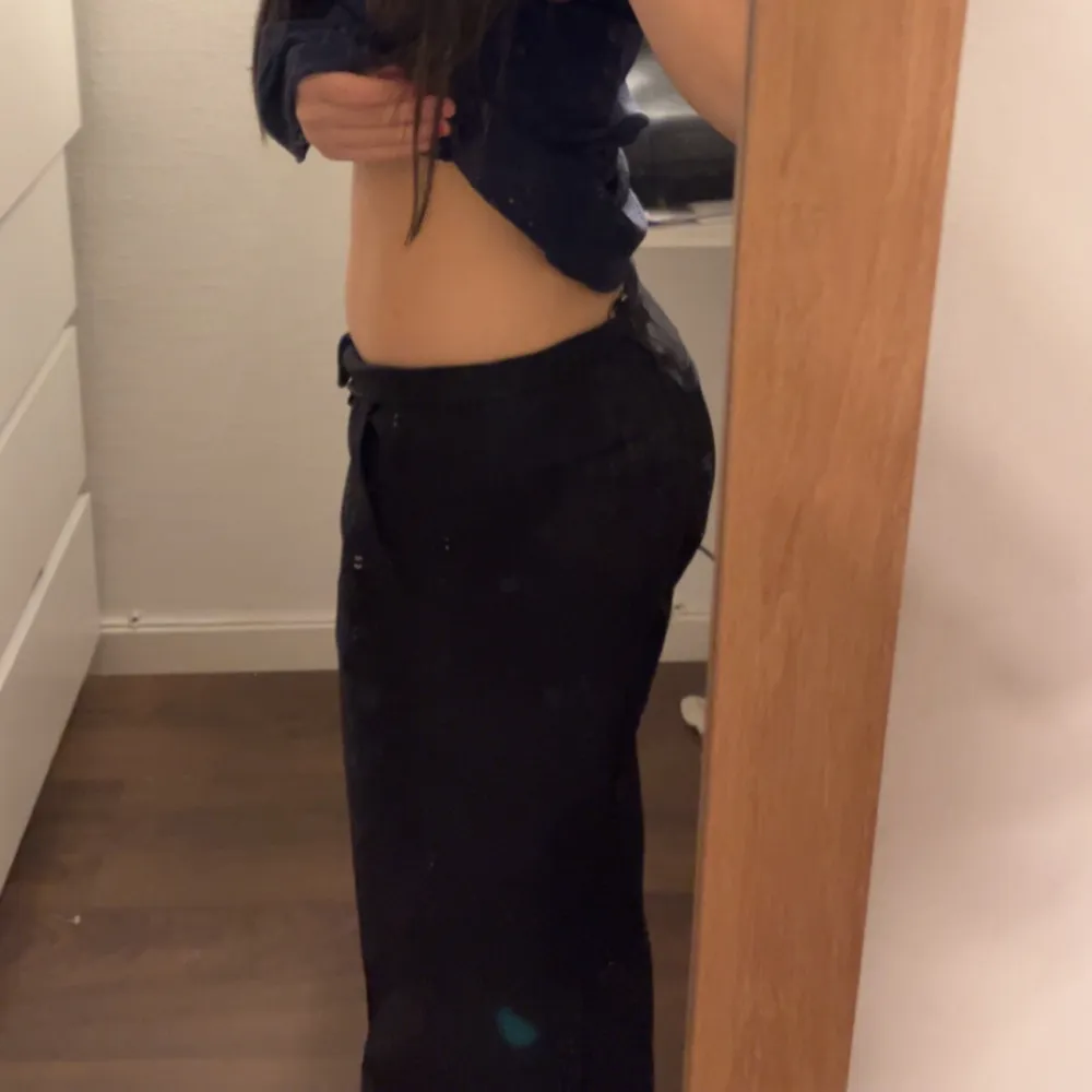 Snygga svarta kostymbyxor med låg midja och rak passform. Byxorna har en klassisk design med dragkedja. Perfekta för en stilren look. Helt som nya. Eftersom de är för stora har jag inte kunnat använda de. De är även vikta i bilderna jag tagit för att de ska passa.💕nypris 399kr . Farkut & Housut.