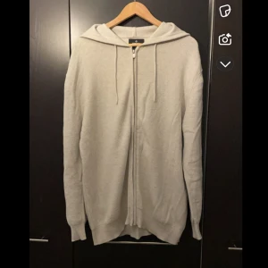 Stickad Hoodie med dragkedja - Stickad hoodie med dragkedja. Storlek L men sitter stort ungefär som en XL