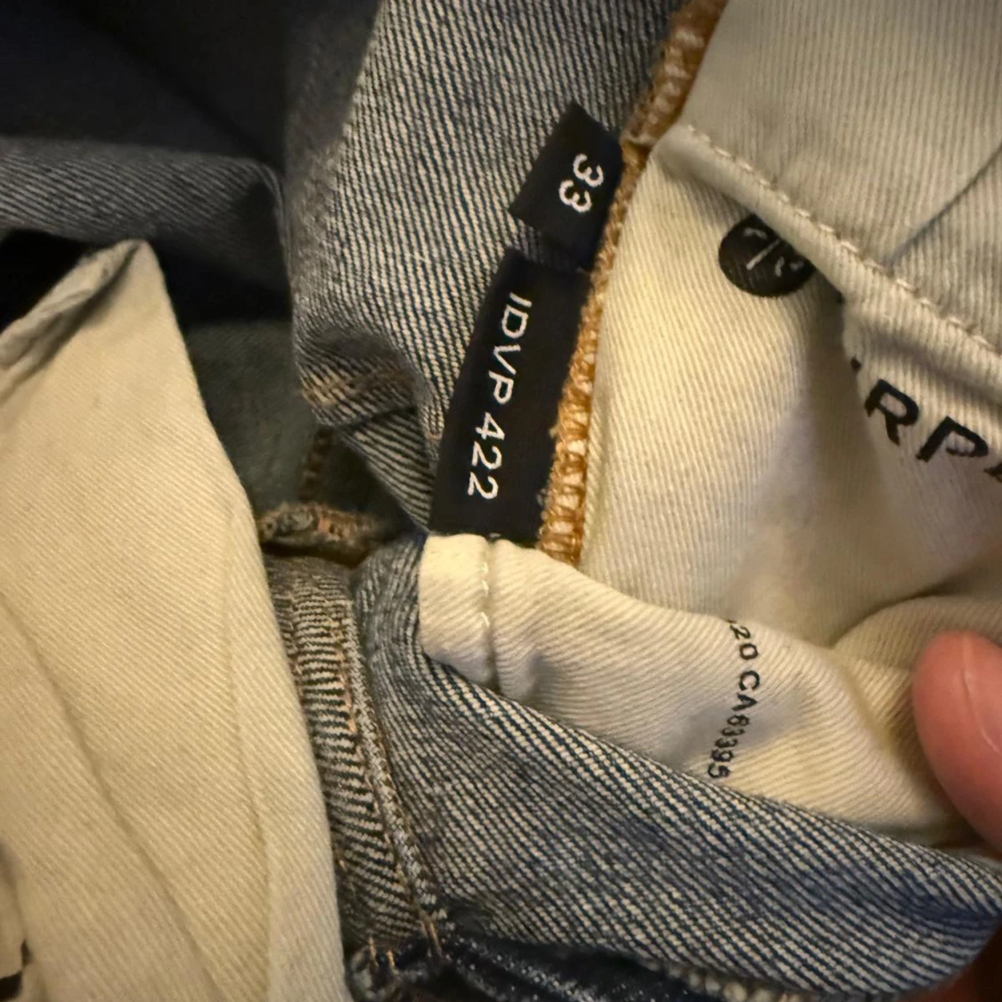 Blå jeans med slitna detaljer - 2