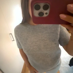 Grå stickad tröja från zara - Kortaramad grå stickad tröja från Zara, i mycket bra skick. Köpt i storlek L men är väldigt lite i storlek, då den passar mig som vanligtvis är xs-s