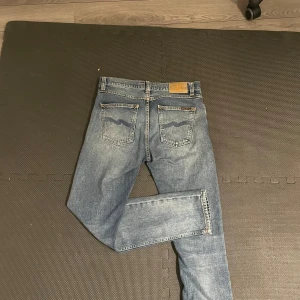 Nudie Jeans - Snygga blå jeans från Nudie Jeans. De har en lätt slitning på framsidan. Slim fit passform, modellen Lean Dean. Storlek W29/L30. Perfekta för en avslappnad stil. Pris kan diskuteras vid affär.