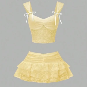 Gul spetsig korsettopp med spets kjol - Säljer en super söt gul korsettopp i spets med knytband på axlarna med matchande spets kjol. Endast testad och säljs pågrund av graviditet, Nypriset var 250kr 🌸💕✨☺️