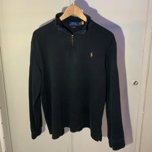 Svart Ralph Lauren quarterzip  - En riktigt skön quarterzip från Ralph lauren, färg svart, använd. Storlek M