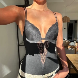 Body - Spets body från H&M. Den har både justerbara band, justerbar rygg, och går att öppna underifrån. Vet inte vad storleken är eftersom den inte har lapp men skulle gissa S. Helt oanvänd! 