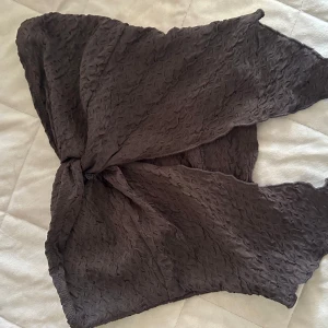 Brun top från Shein - Snyggt brunt diadem från Shein i ett texturerat material. Perfekt för att ge en extra touch till din outfit. Passar bra för olika tillfällen och är lätt att matcha med andra accessoarer. Perfekt till sommaren 