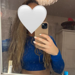 Blå croppad långärmad topp - Super snygg blå croppad topp med långa ärmar. Passar bra till både jeans och kjol. Säljs inte längre på Zara💙