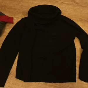 Svart polotröja - Säljer en stilren svart polotröja med långa ärmar. Perfekt för kyligare dagar och enkel att matcha med olika outfits. Tröjan har en klassisk design med en hög krage som ger extra värme. Vet tyvärr inte märket och står inget i lappar men skulle gissa på nåt i stil med hm💗