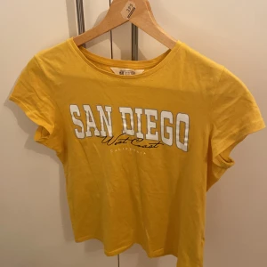 Gul tshirt - Ny skick, från hm, storlek, 158-164