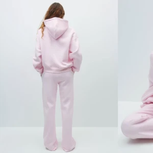 Rosa mjukisset - Ett rosa mjukisset från gina tricot, hoodie i strl S och byxor i storlek M, superbra skick! Fler bilder kan lösas vid intresse 🩷