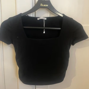 Svart kortärmad topp  - Snygg svart topp 