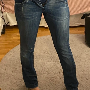 Blå jeans från Miss Sixty - Snygga blå lågmidjade jeans från Miss Sixty, uppklippta och passar längden 160-170 (jag är 168)