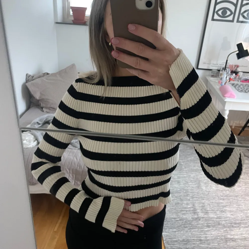 Säljer en snygg randig tröja med svart och vit design. Tröjan är ribbad med långa ärmar, den har även en liten slits på ärmarna. Passar bra till både jeans och kjol. Hör av dig vid intresse!. Neuletakit & Villapaidat.