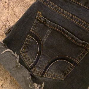 Jeansshorts - Snygga blå jeansshorts med snygg bakficka. De är low waist.❤️midja-Ca 34, de är även väldigt stretchiga!! Skriv om du undrar något eller önskar fler bilder!❤️