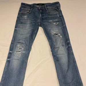 Replay anbass med slitningar - Riktigt fräscha ljusa Replay anbass med feta slitningar! Jeansen är sparsamt använda utan defekter. W29 L32. Säljer dem då dom börjar bli lite tajta. Är 175 och väger 62.