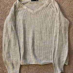 Grå stickad tröja från 157 - Säljer en mysig grå stickad tröja från 157. Tröjan har en v-ringad hals och långa ärmar. Den är i storlek M.