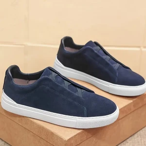 Mörkblå myrqvist i mocka - Snygga mörkblå myrqvist sneakers i mocka med vit sula. Skorna har en stilren design utan synlig snörning, vilket ger dem ett modernt och minimalistiskt utseende. Perfekta för en avslappnad stil.