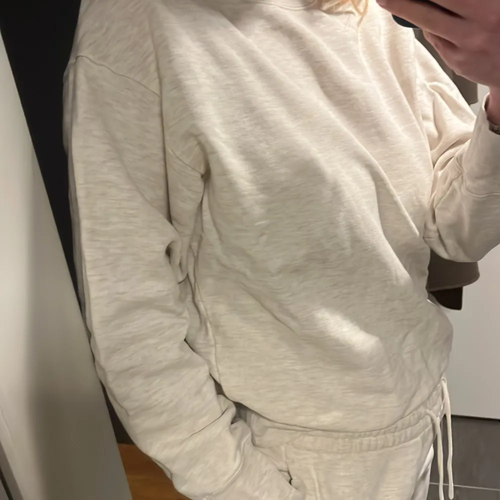 Beige sweatset från arket. . Hupparit & Collegepaidat.