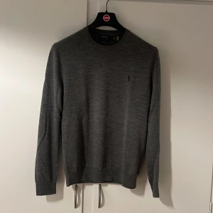 Ralph Lauren tröja  - Säljer en snygg tröja från Polo Ralph Lauren i storlek M. Kvitto finns. Den är i superbra skick, använd ett fåtal gånger. Pris kan diskuteras. 
