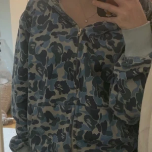 Bape zip up hoodie - Sjukt snygg men kommer inte till användning. Ser äkta ut!  Pris kan diskuteras! Skriv vid frågor eller så🫶🏼